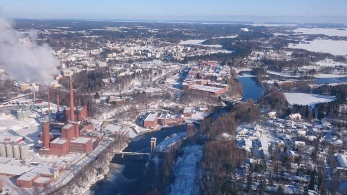 Luftfoto over byen Nokia i Finland med industriområde og elv om vinteren