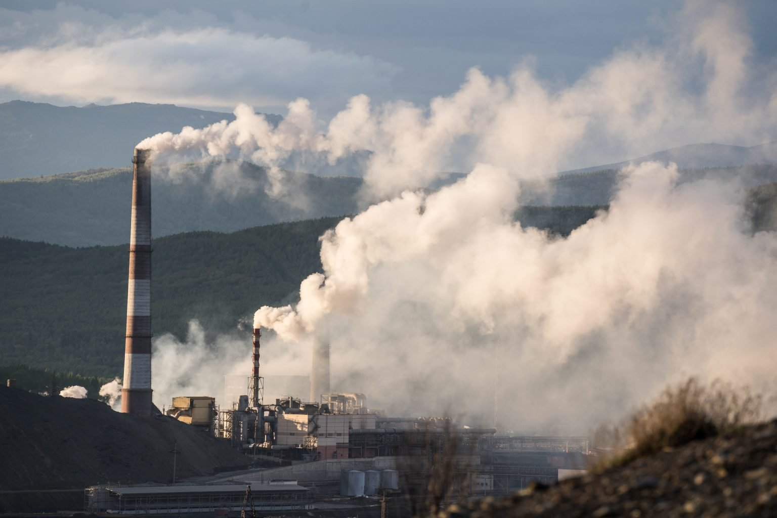 Petrokemisk prøve, gult olieprodukt i laboratorieglas