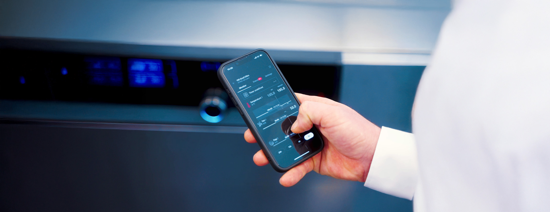 Operatør styrer Memmert klimakammer via AtmoCONTROL-appen på mobilen